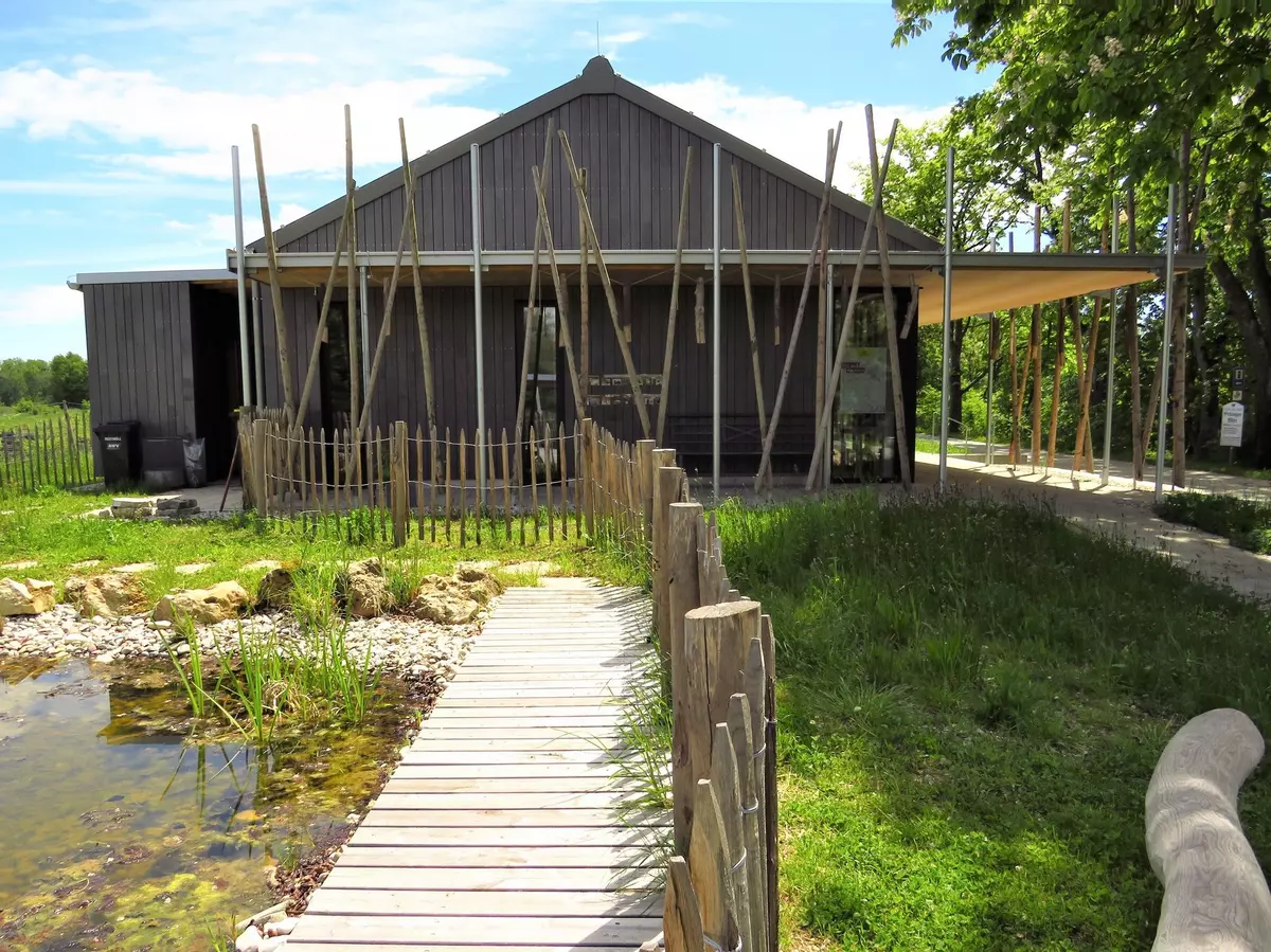 Museum von außen mit kleinem Teich und Steg