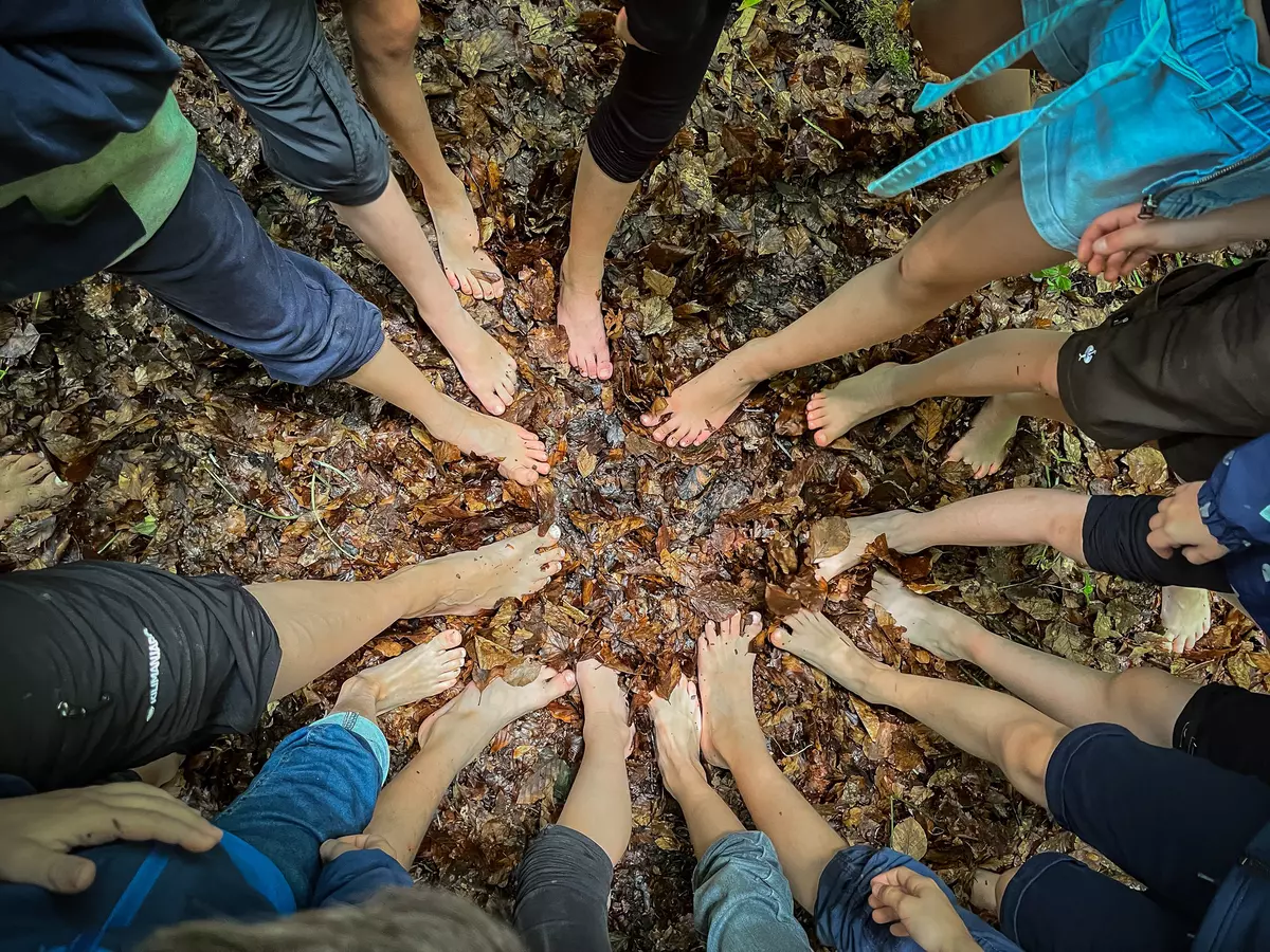 Kindergruppe barfuss im Wald
