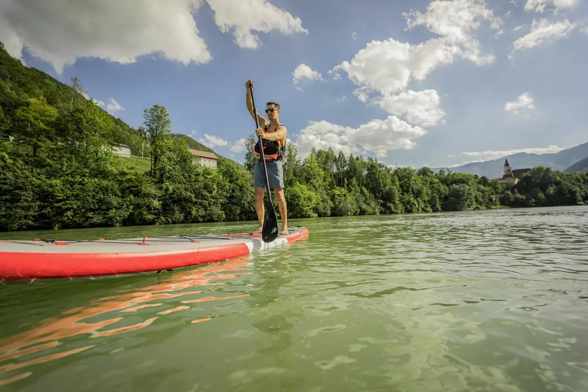 Zwei Personen mit dem StandUp Board am Fluss.
