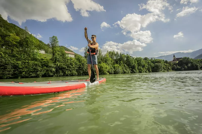 Zwei Personen mit dem StandUp Board am Fluss.