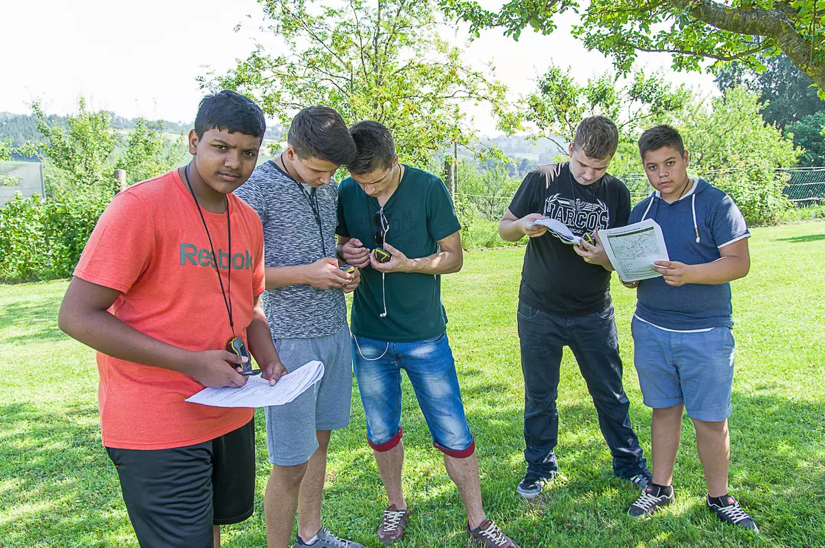Jugendliche auf Wiese mit GPS