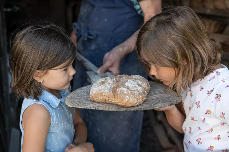 Zwei Mädchen mit frisch gebackenem Schwarzbrot