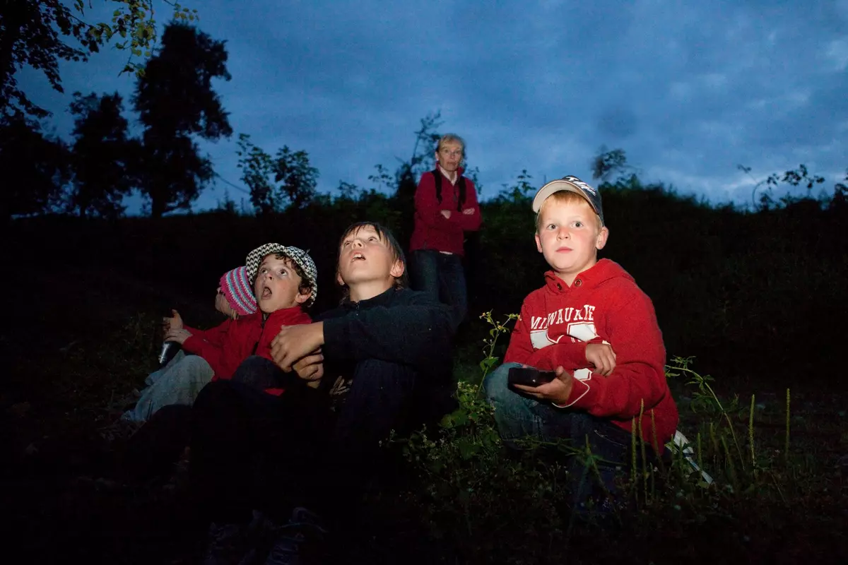 Kinder beobachten staunend den Abendhimmel