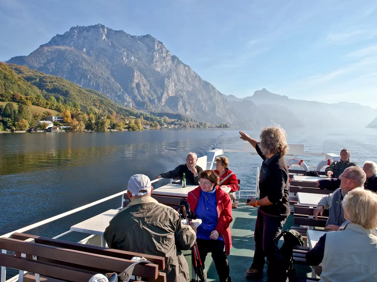 Guide mit Gruppe mit dem Schiff am Traunsee Richtung Traunstein unterwegs