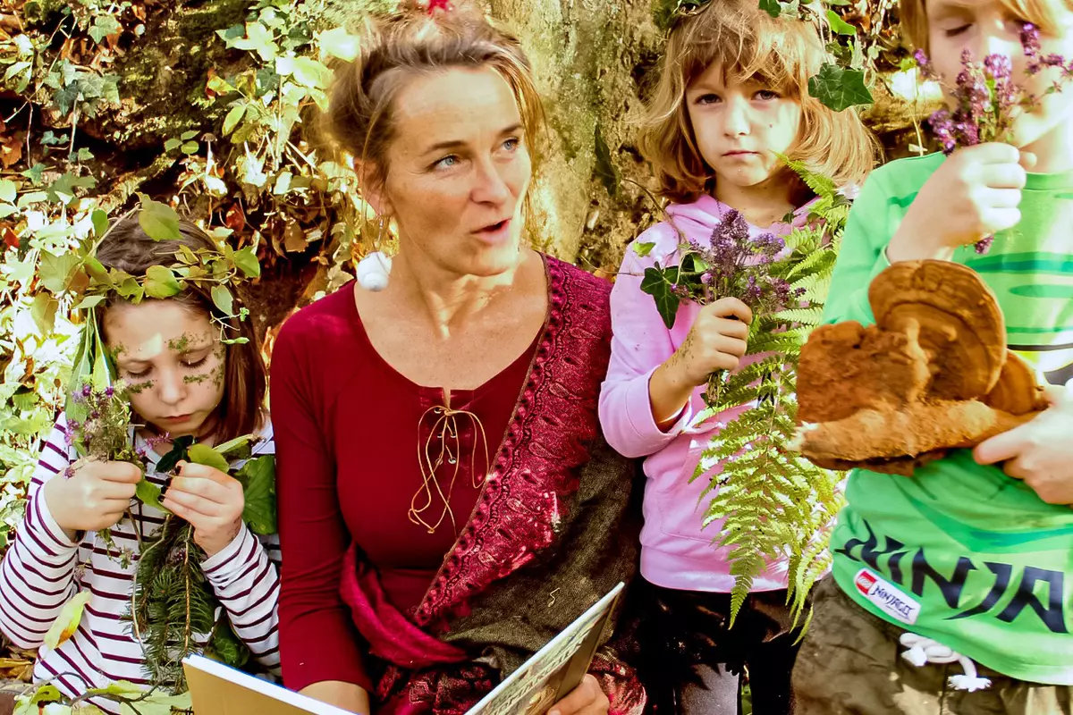 Weiblicher Guide liest Kindern vor