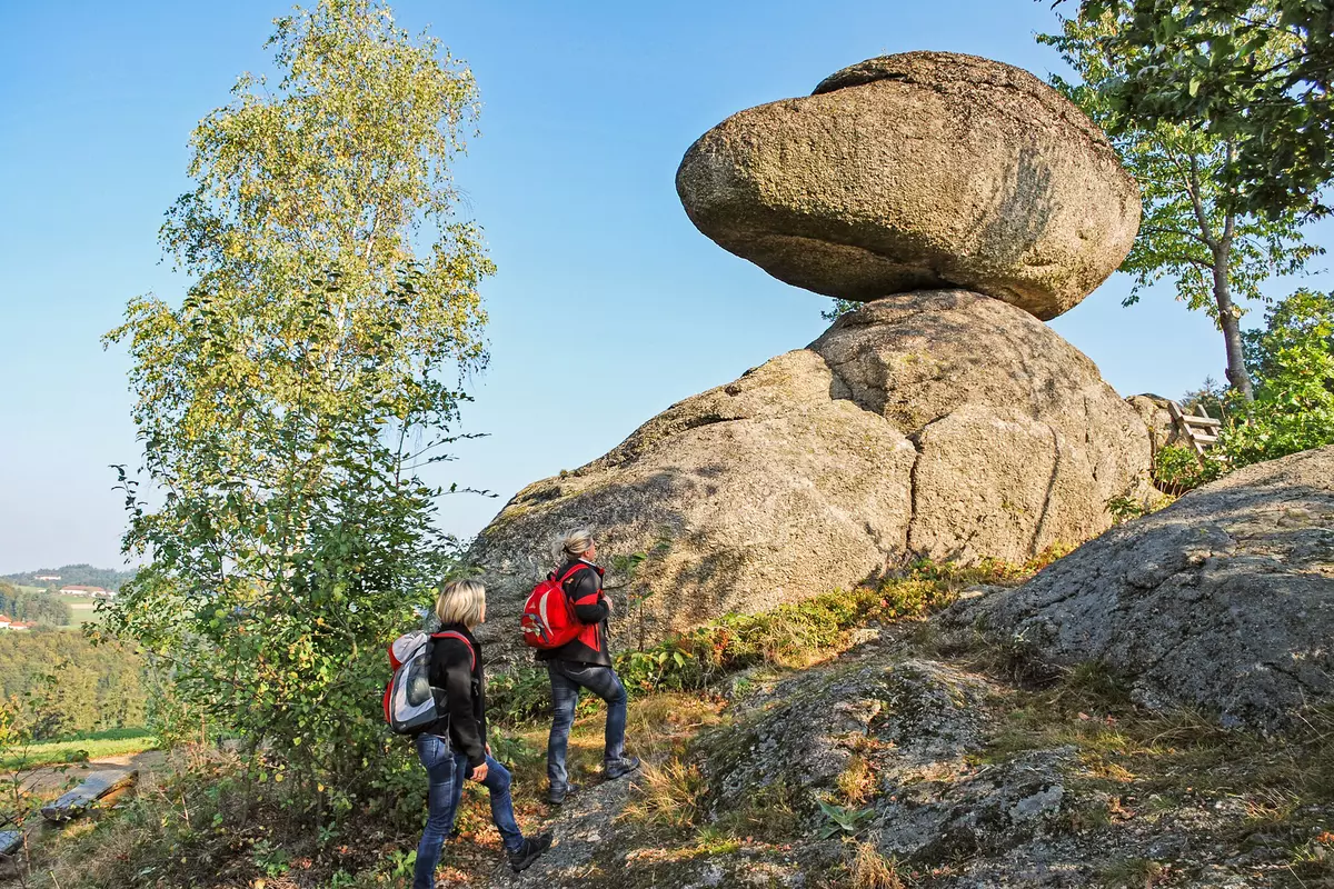 2 Wanderer bei Wackelsteinen