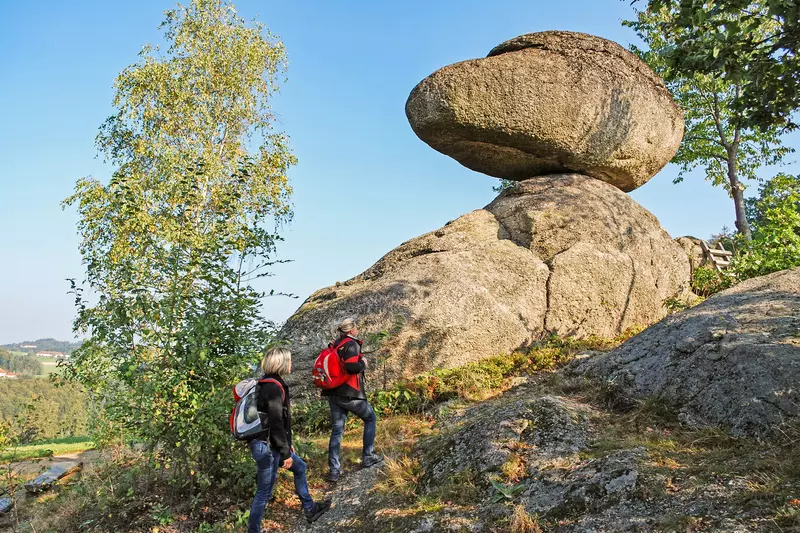 2 Wanderer bei Wackelsteinen