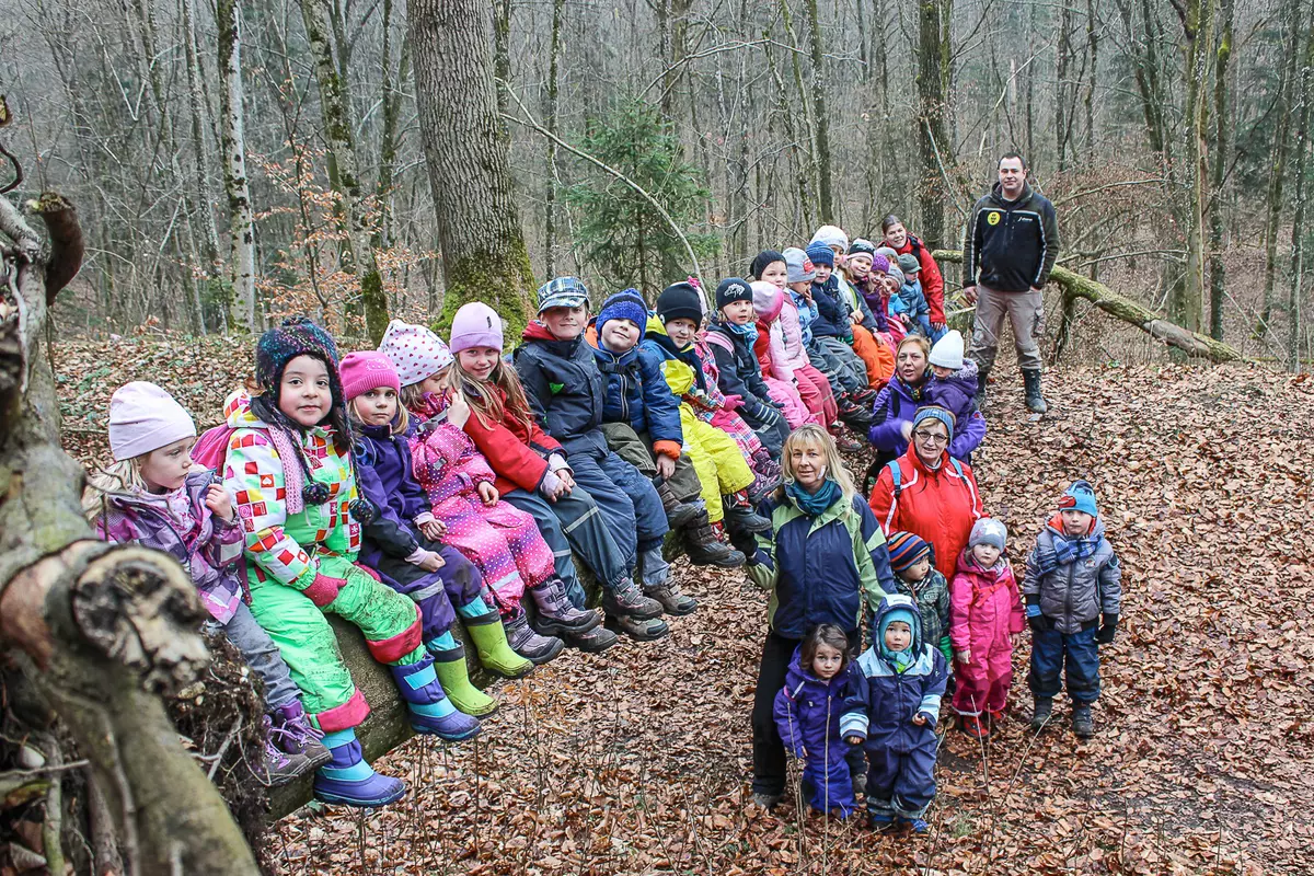 Große Gruppe von Kindern im herbstlichen Wald