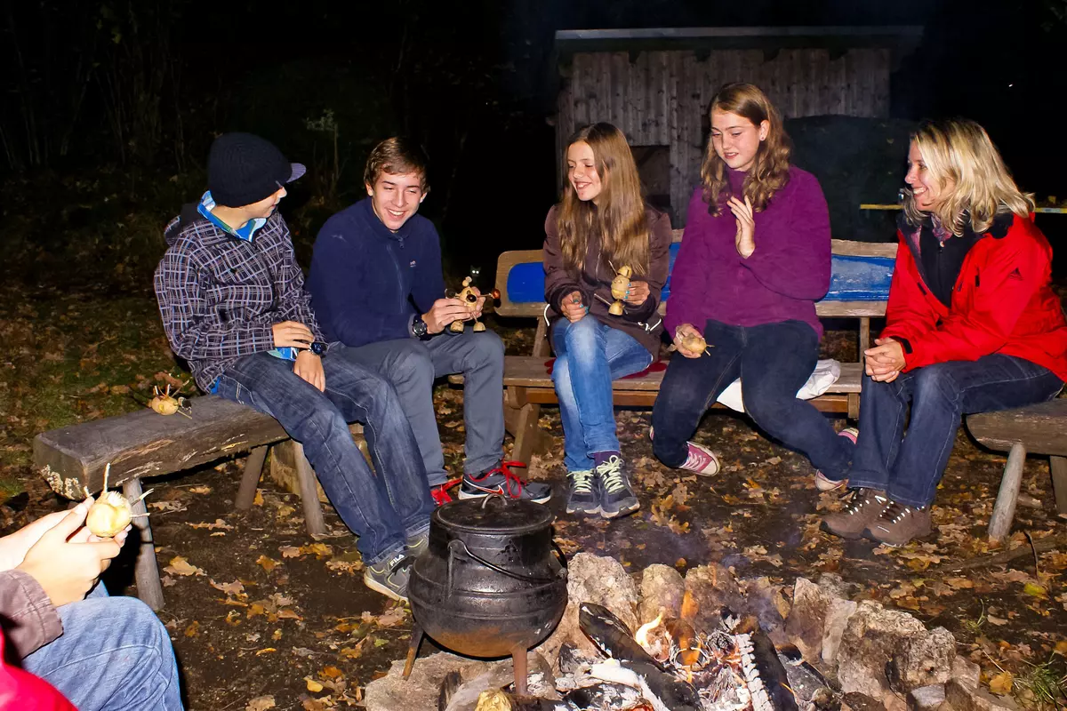 Jugendliche am Lagerfeuer