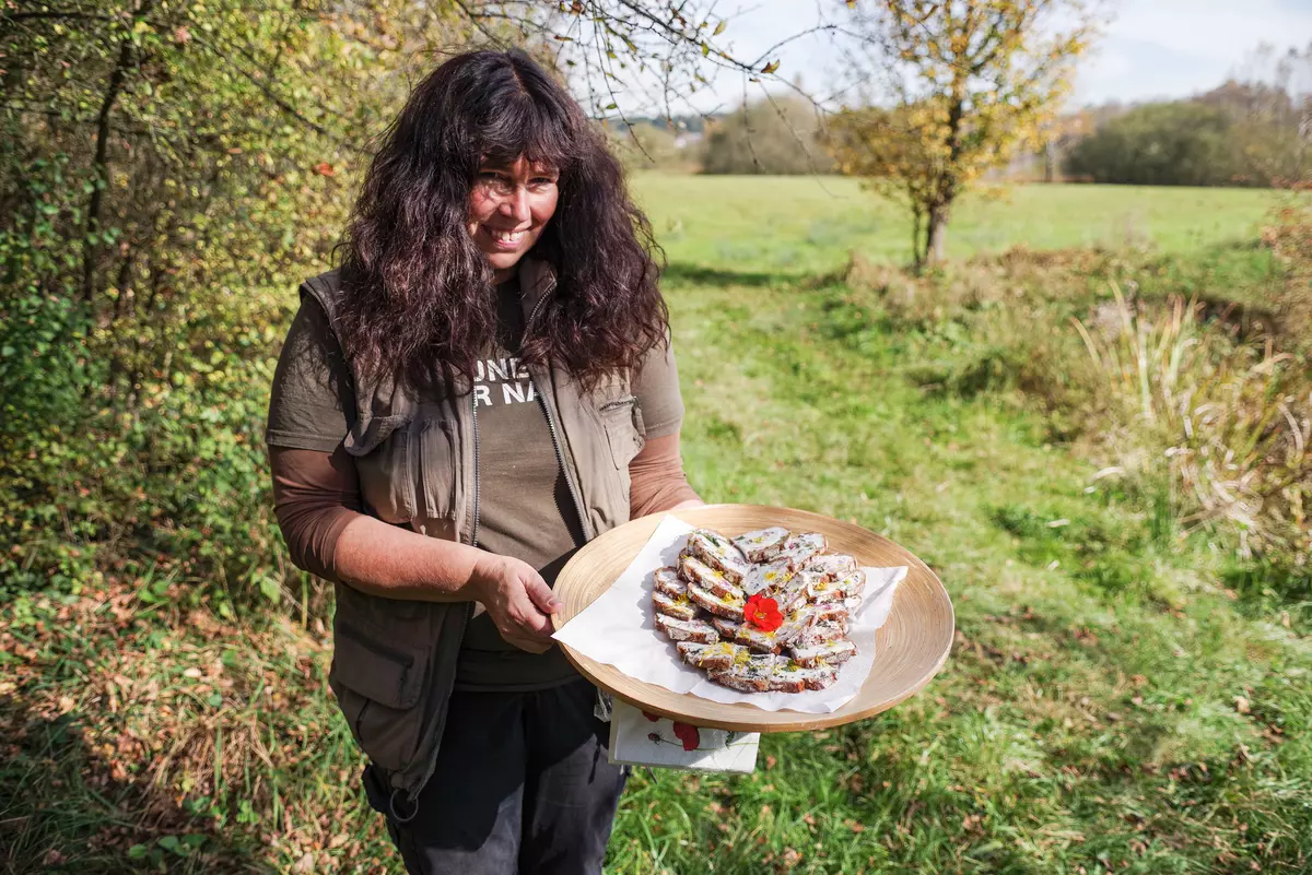 Guide weiblich mit Holzteller mit bunt belegten Broten