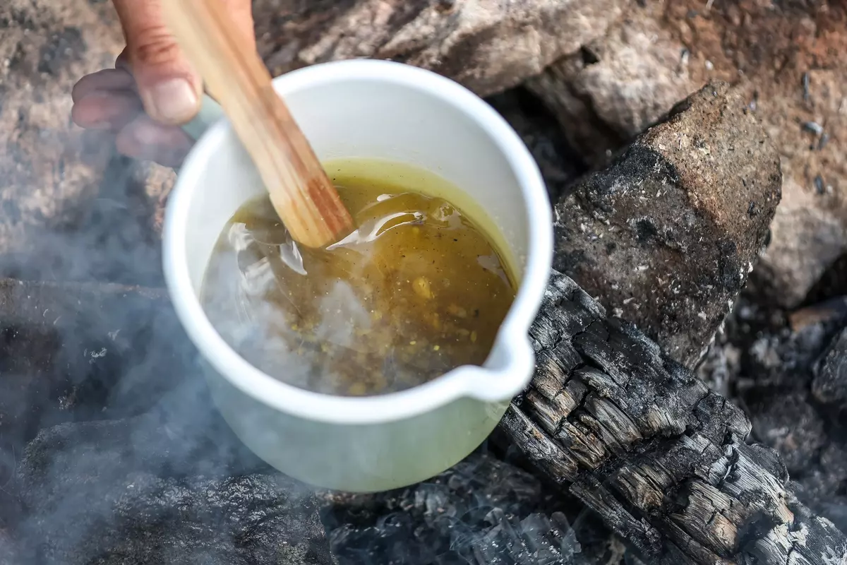 Topf mit erwärmten flüssigem Harz