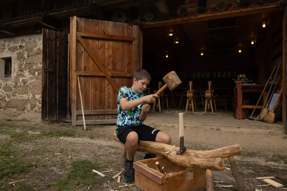 Bub mit Holzhammer