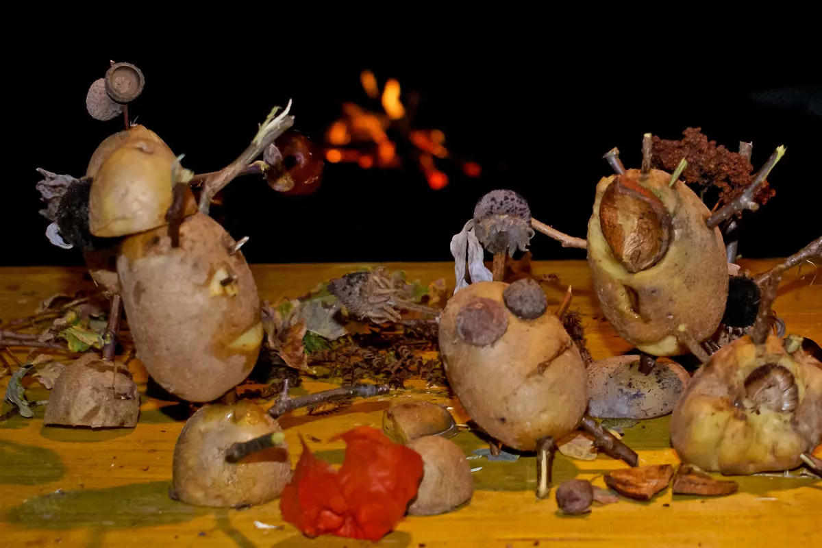 Kartoffelmännchen vor Lagerfeuer