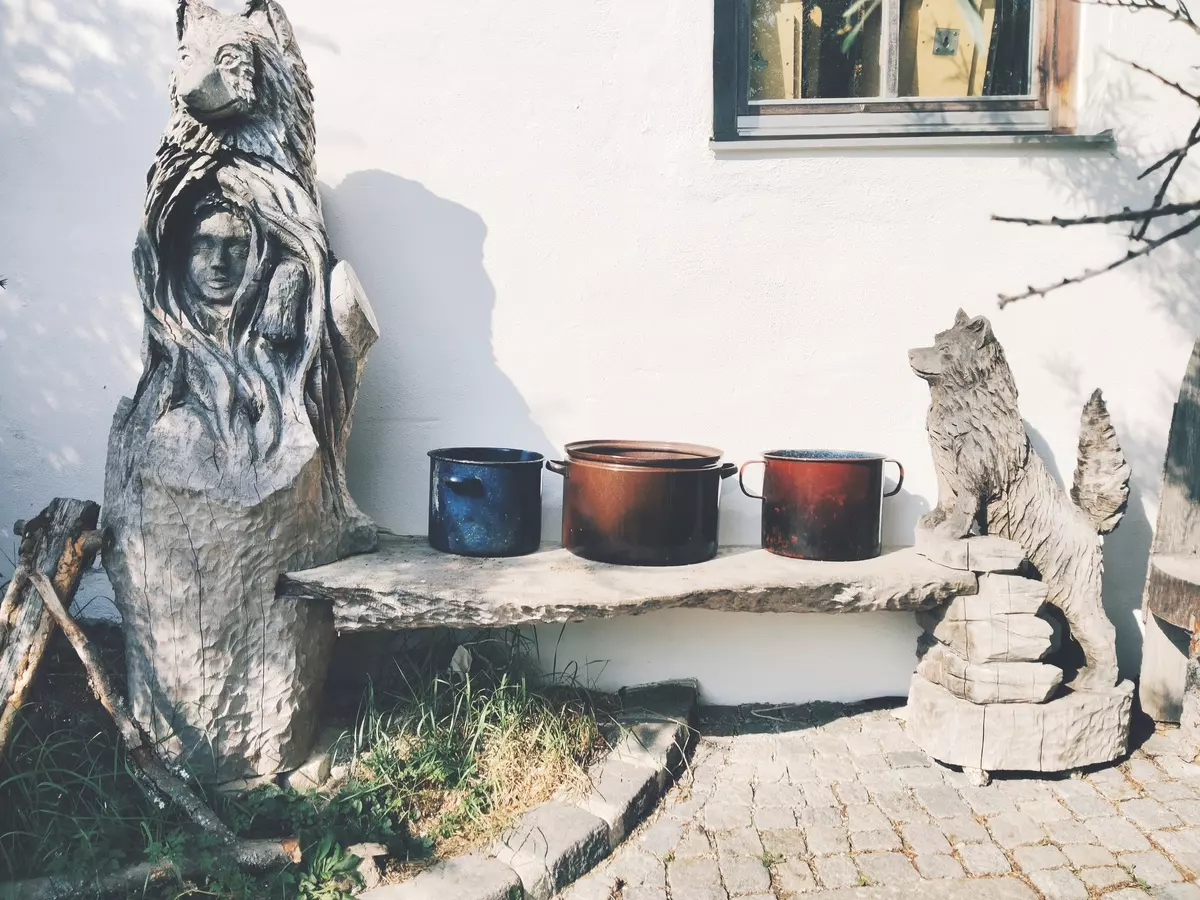 Färbetöpfe stehen auf einer Holzbank vor der Böhmerwaldschule