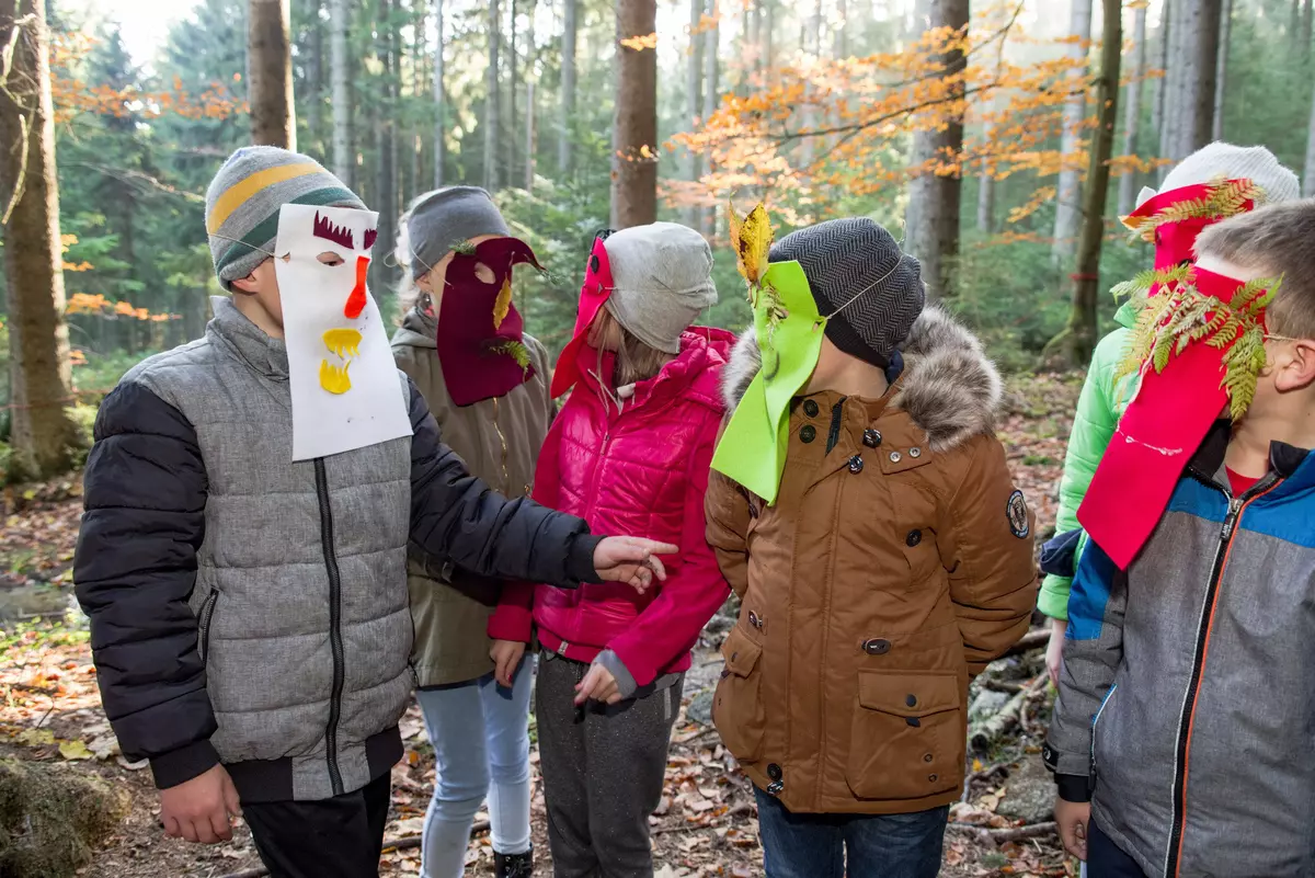 Kindergruppe mit bunten Masken