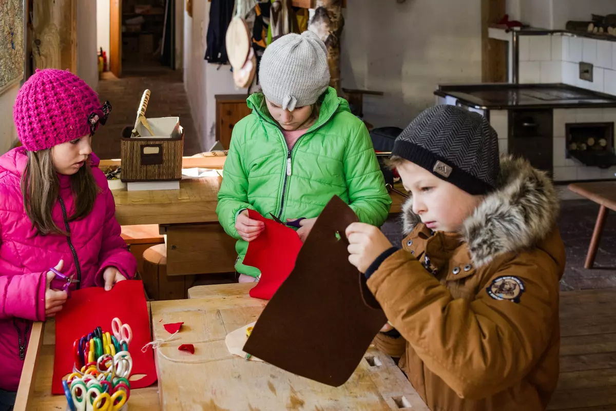 Kinder basteln bunte Masken aus Filz