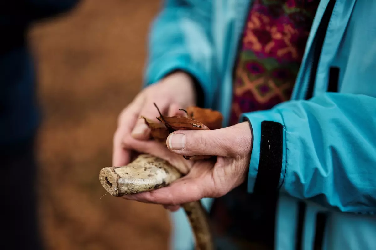 Frau mit Blätter und Ast in der Hand 
