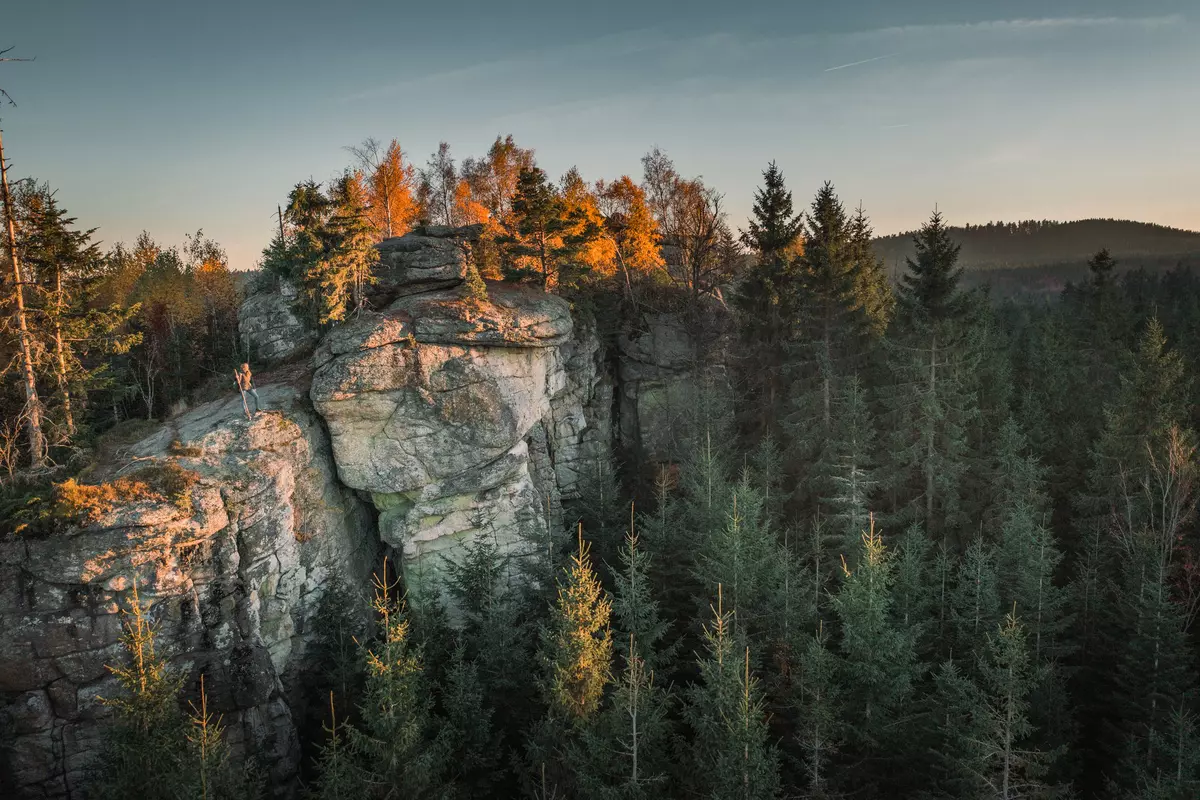 Felsklippe im Wald bei Sonnenuntergang