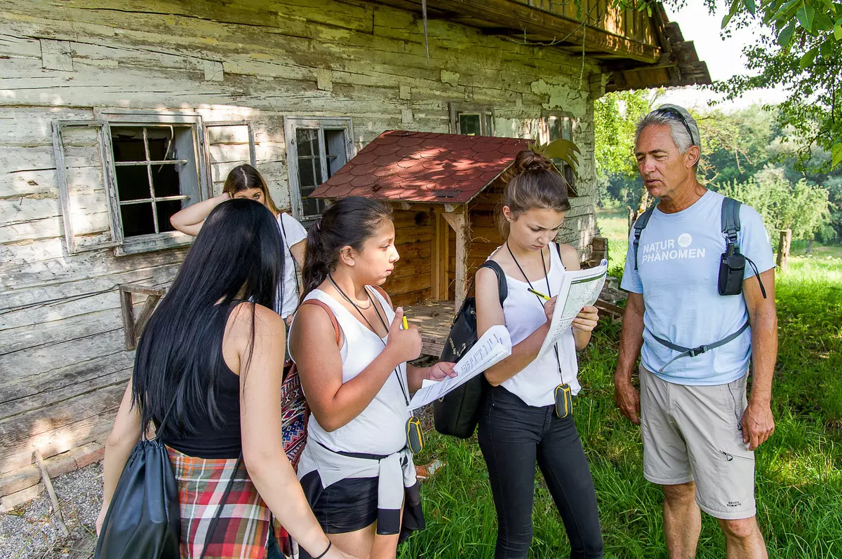 Guide mit Mädchengruppe und GPS