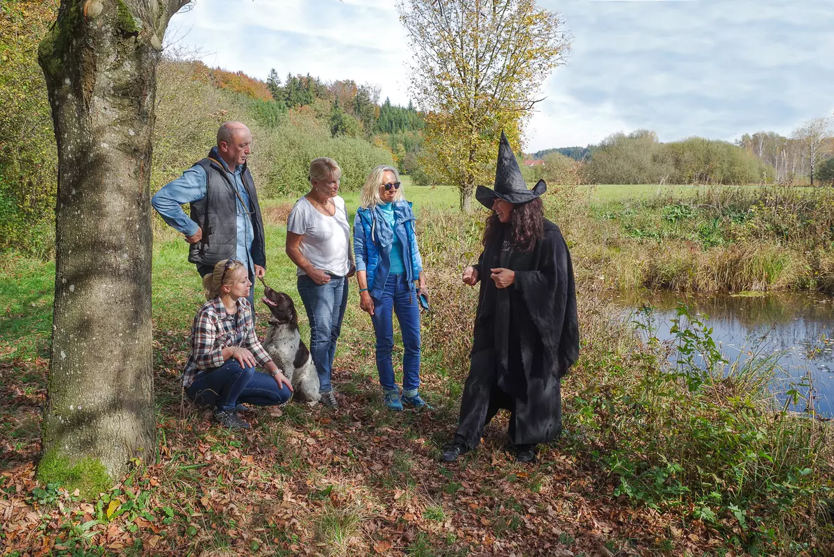 Gerli, die Hexe mit Gruppe auf Wiese