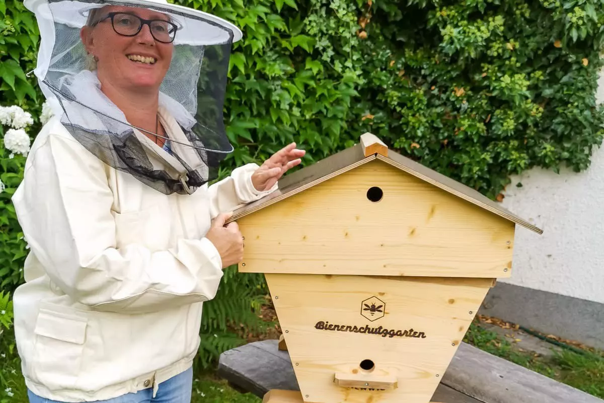 Imkerin erklärt Bienenhotel