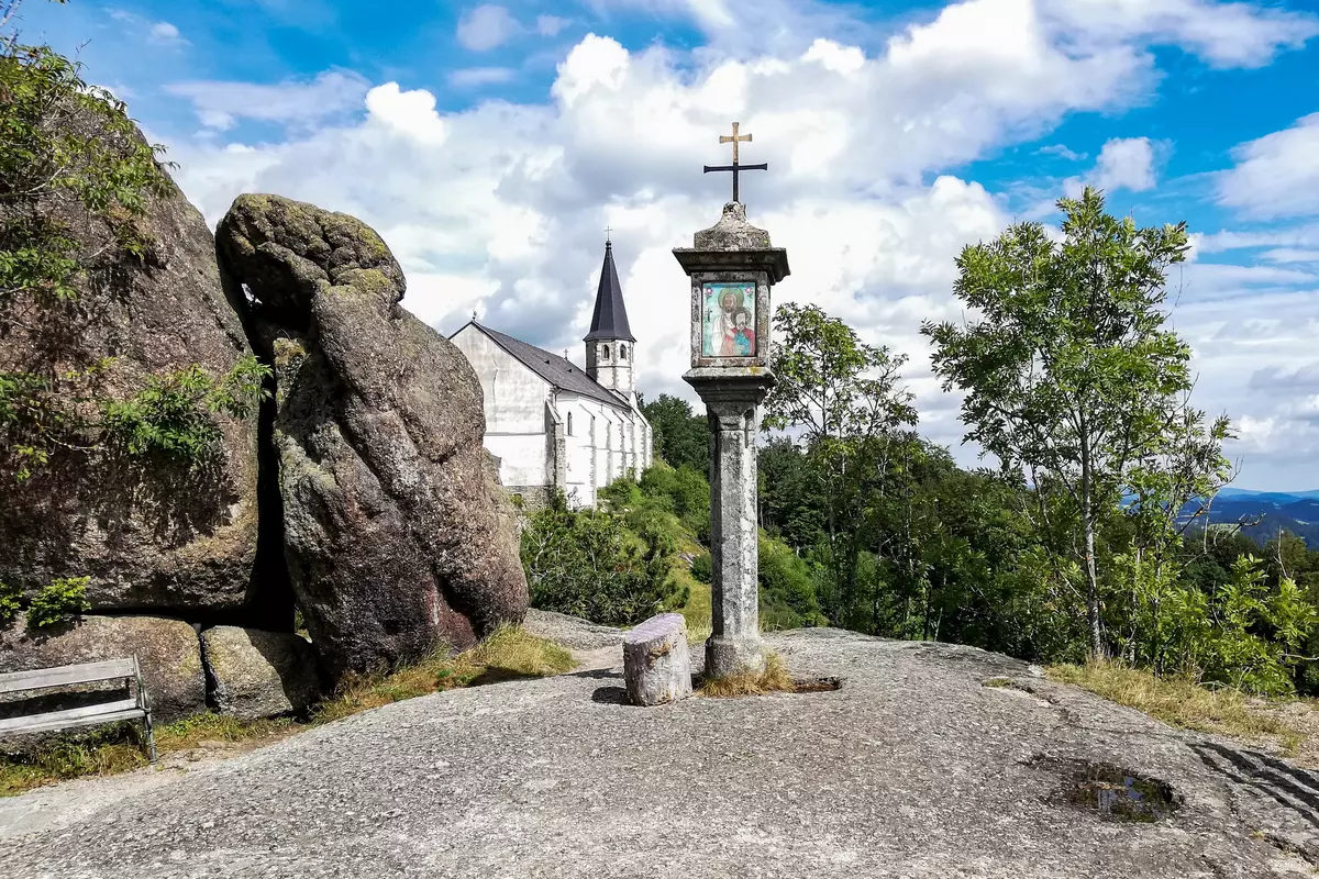 Steinkreuz auf Findlingen
