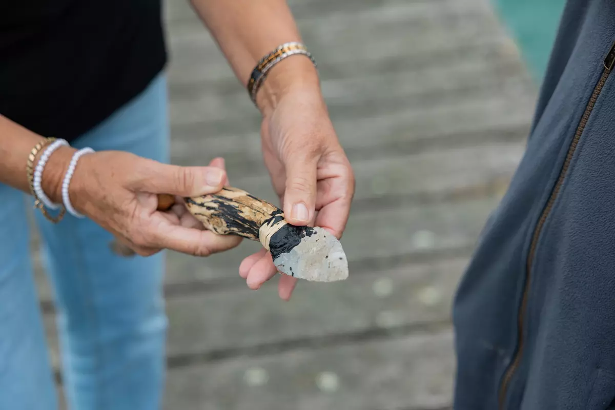 Teilnehmende mit selbstgemachtem Steinkeil mit Holz