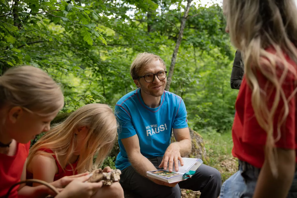 Guide mit Buch in der Hand 