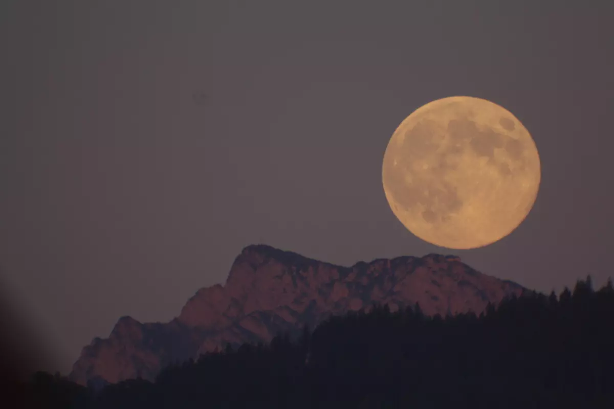 Mond über Gebirgsgruppe