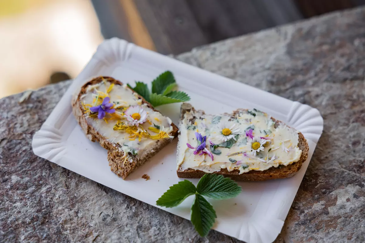 Butterbrot mit Wiesenkräutern