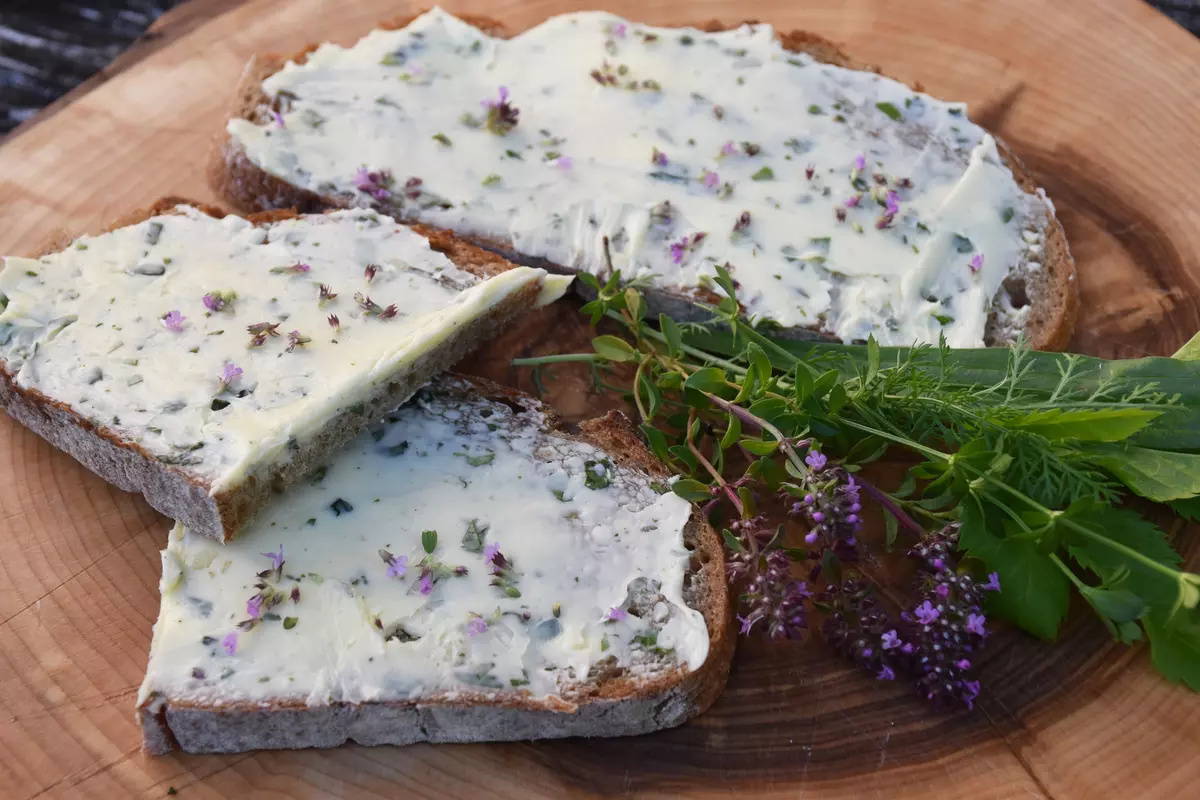 Topfenbrote mit Wiesenkräutern belegt
