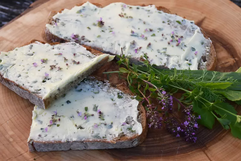 Topfenbrote mit Wiesenkräutern belegt
