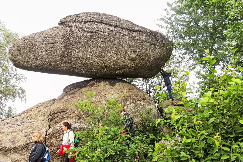 Gruppe vor Wackelsteinfindlingen