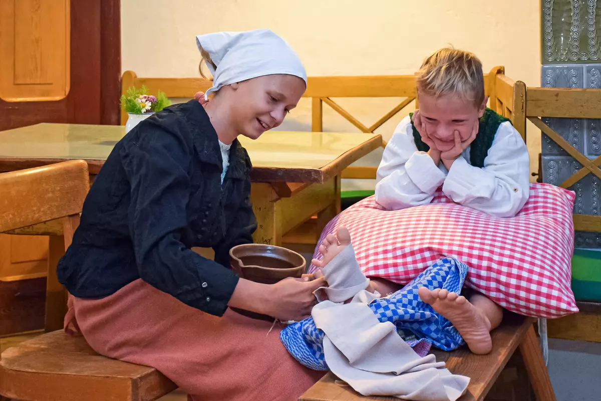 2 Kinder in alten Bauernkleidern
