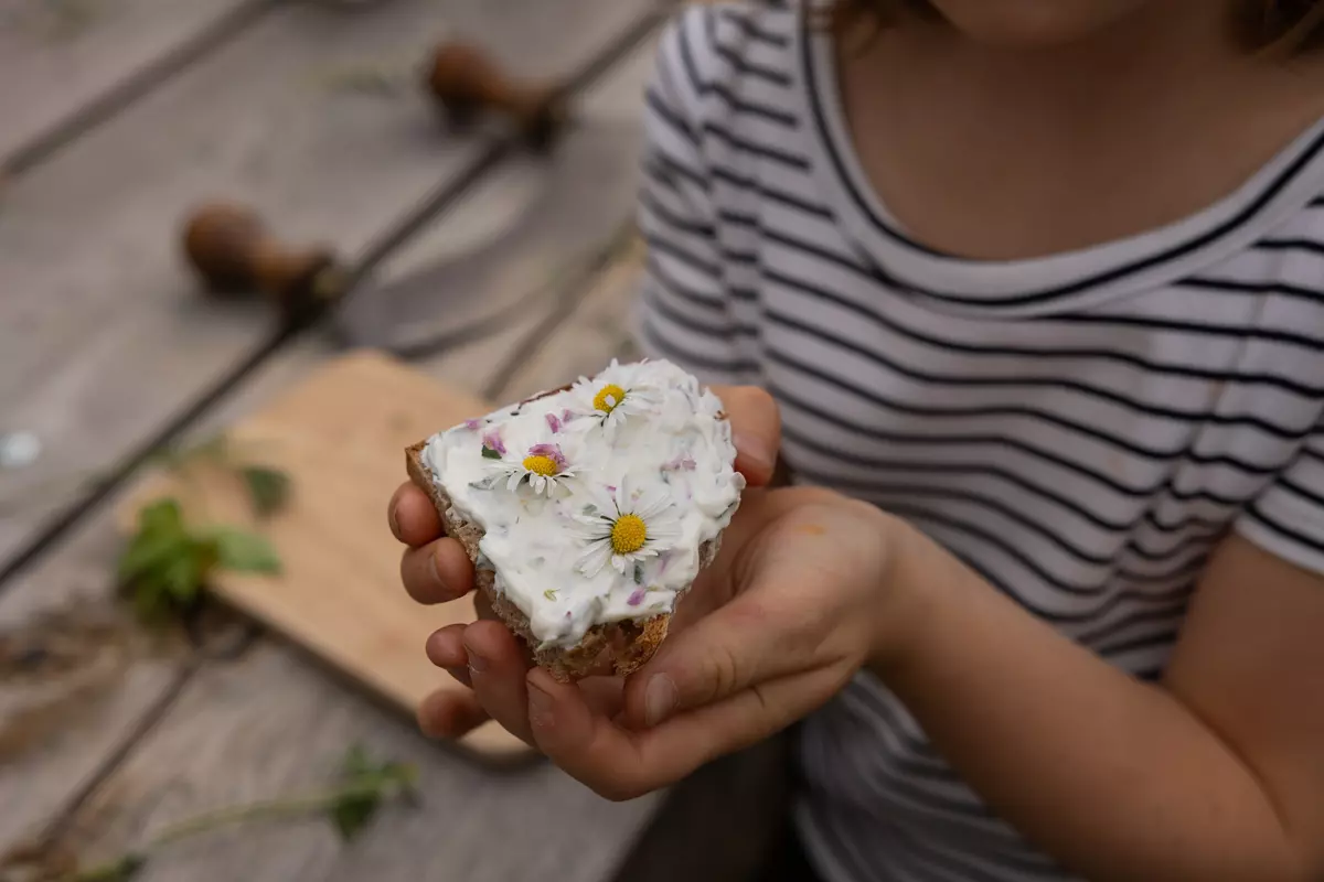 Kind mit Kräuterbrot