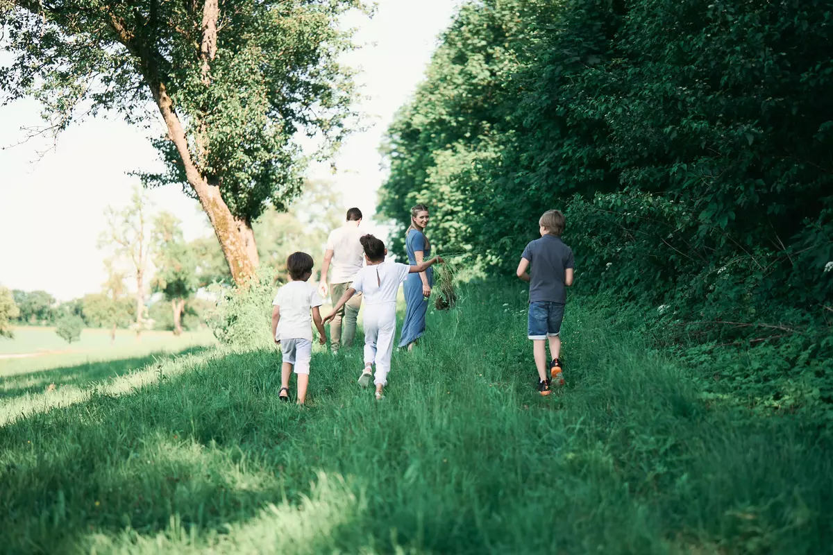 Familie wandert durch die Wiese