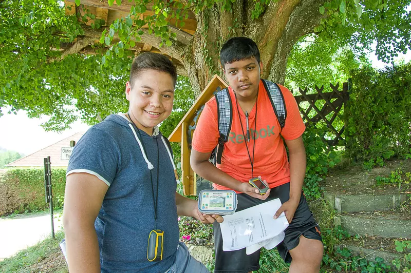2 Burschen mit GPS-Gerät