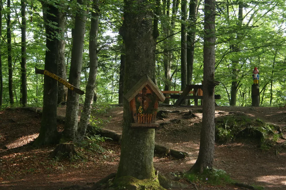 Wald mit kleiner Krippe