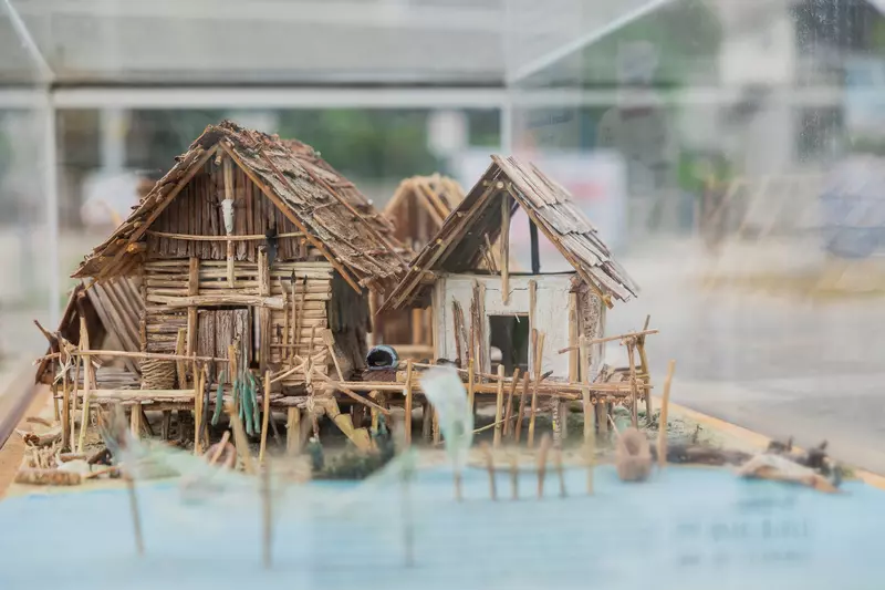 Miniaturpfahlbauten aus kleinen Holzstücken