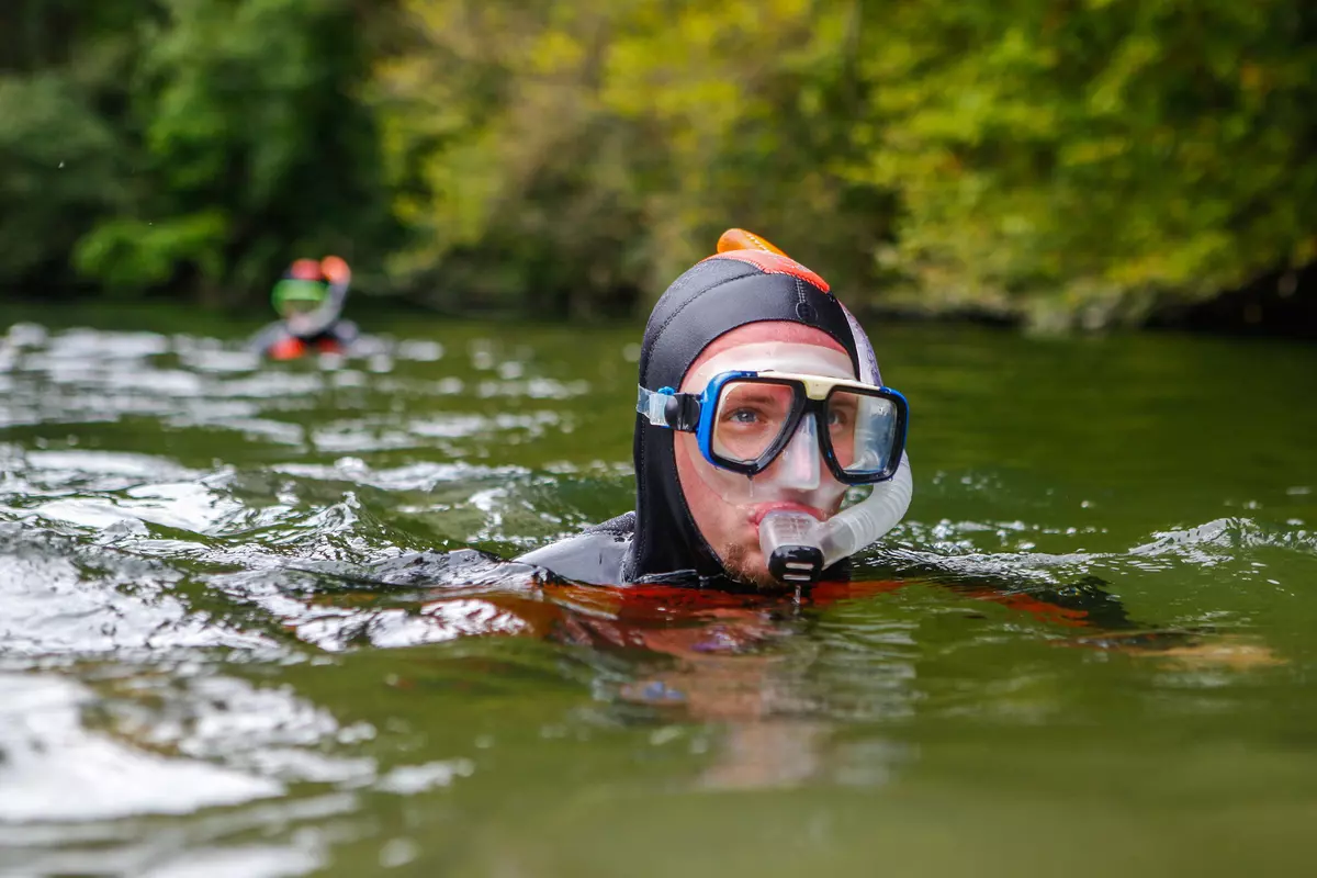 Schnorchler mit Kopf über Wasser
