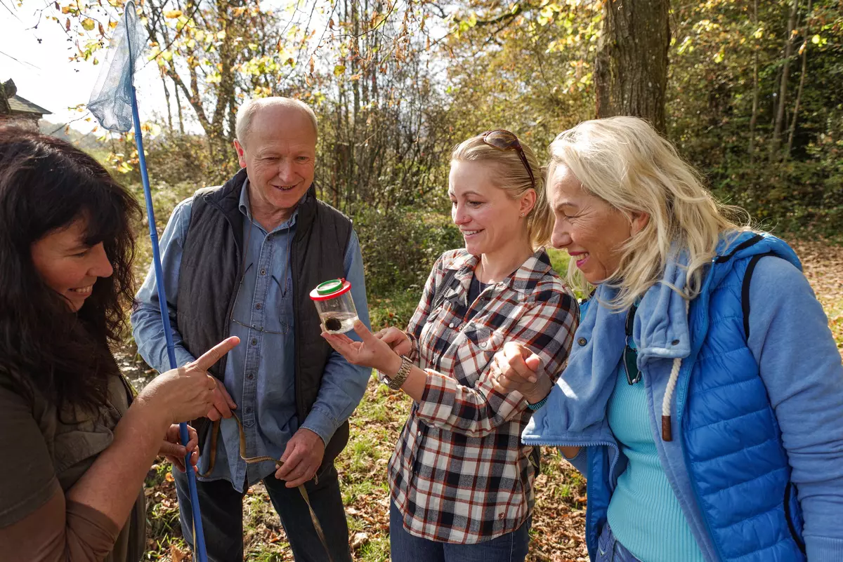 Gruppe mit Becherlupe