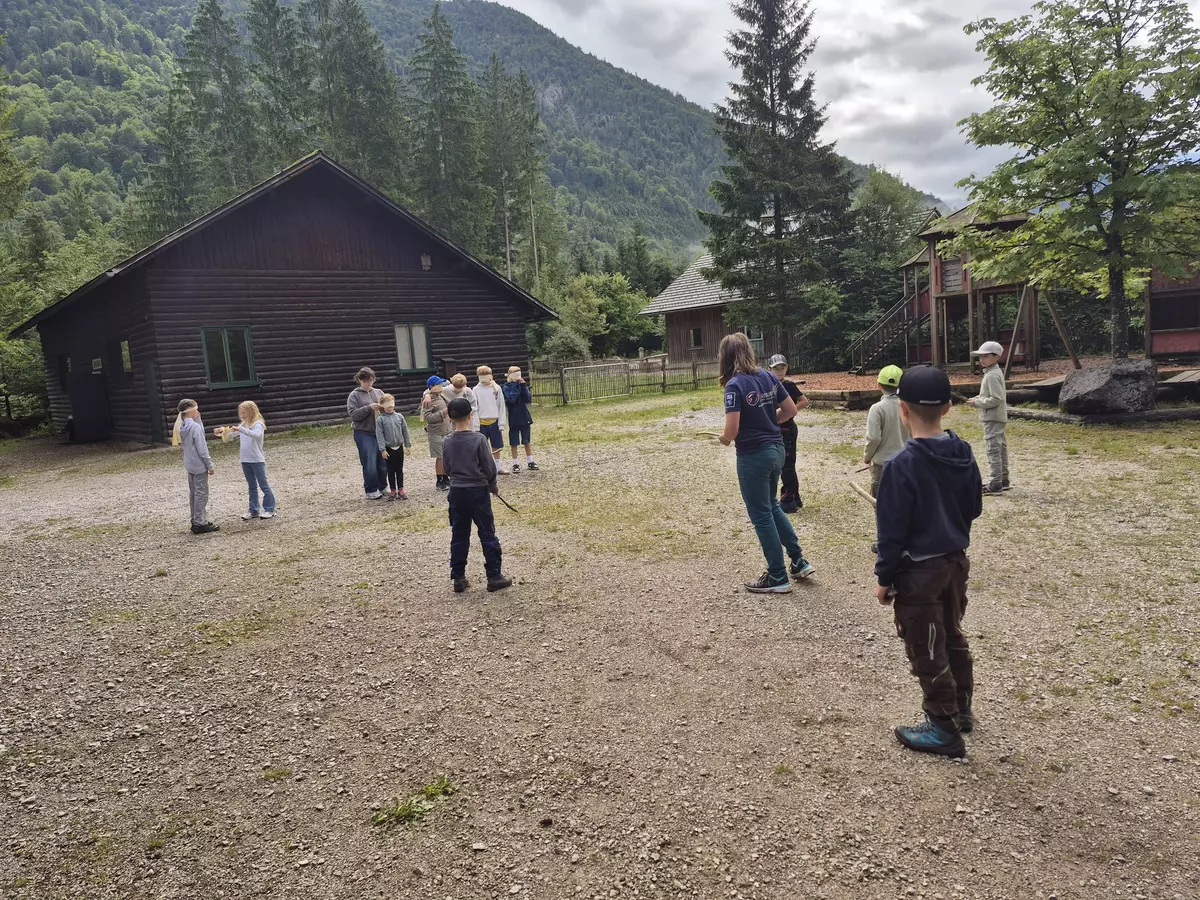 Kinder haben verbundene Augen