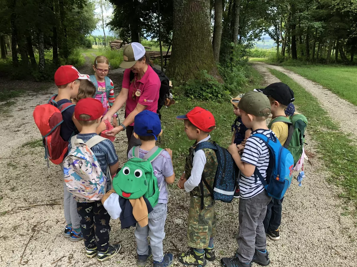 Guide zeigt einer Gruppe von Kindern Pflanzen