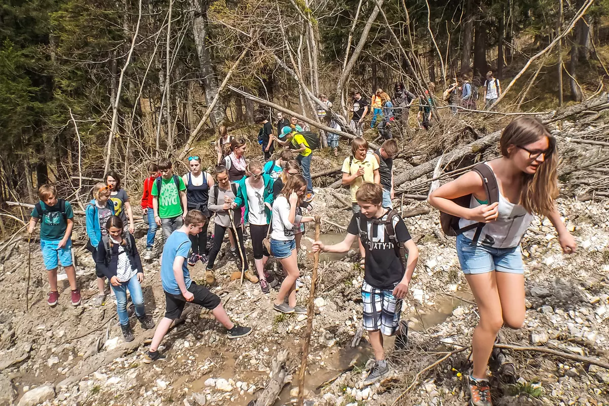 Schulgruppe am Weg durch das Geröll 