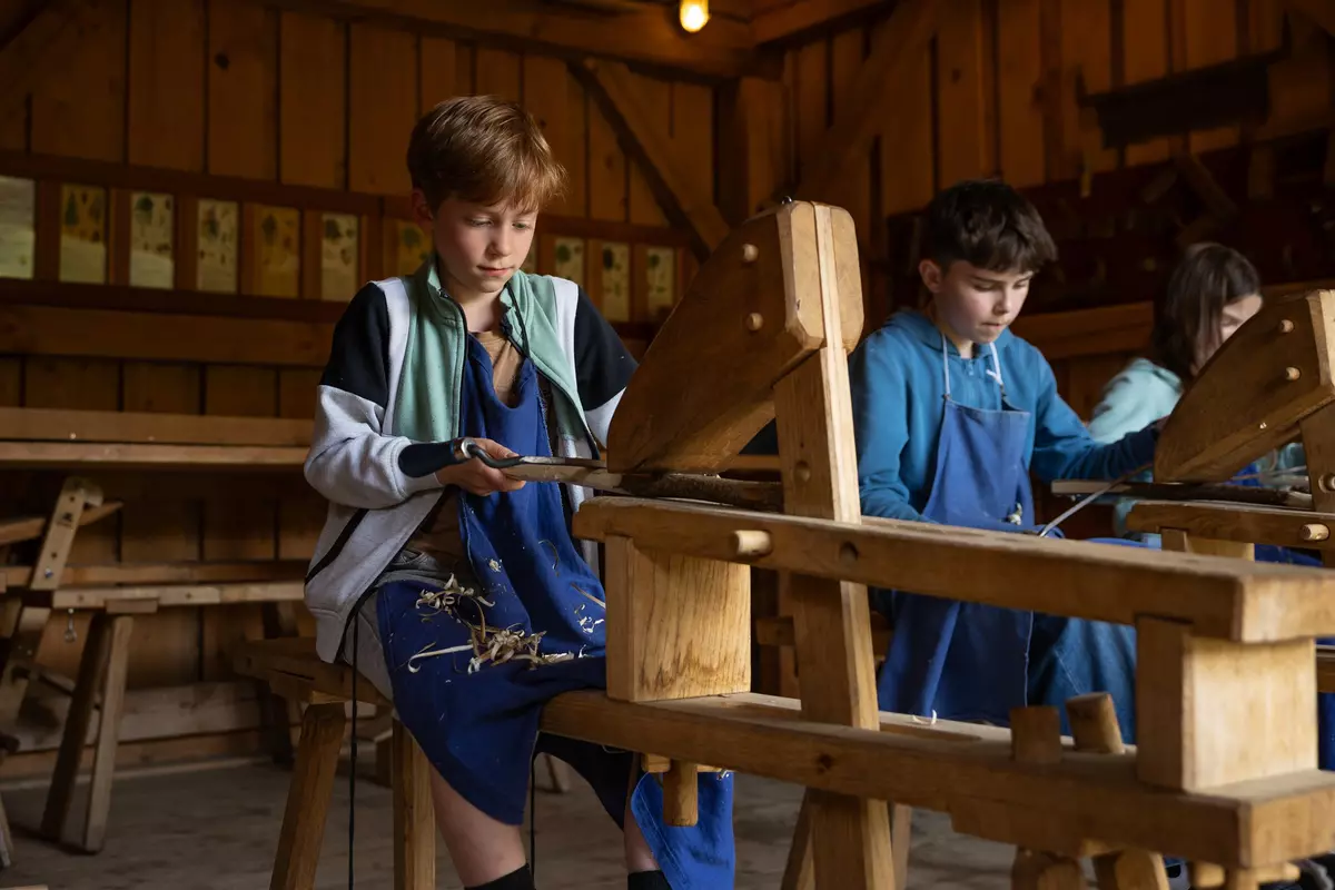 Kinder arbeiten mit Holz