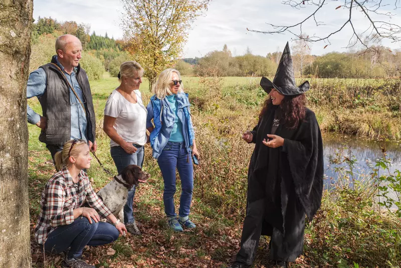 Gerli, die Hexe mit Gruppe auf Wiese