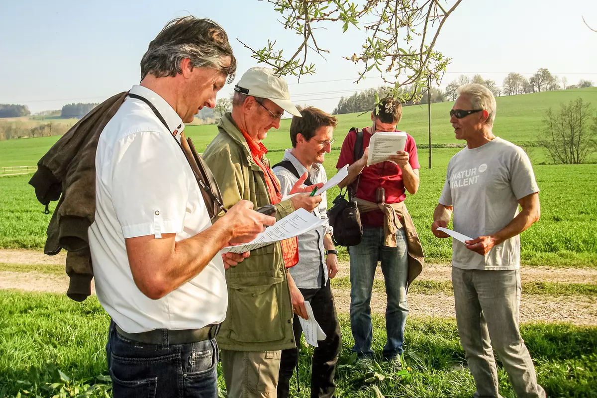 Guide mit Erwachsenen GPS erklärend