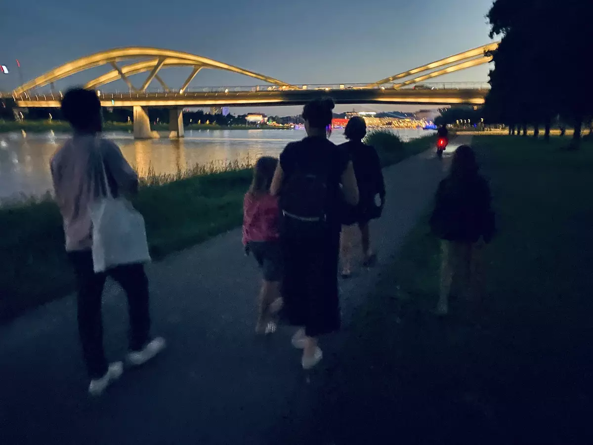 Gruppe in der Dämmerung am Rückweg zum Treffpunkt