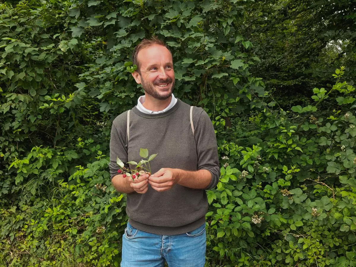 Mann mit Zweig in der Hand 