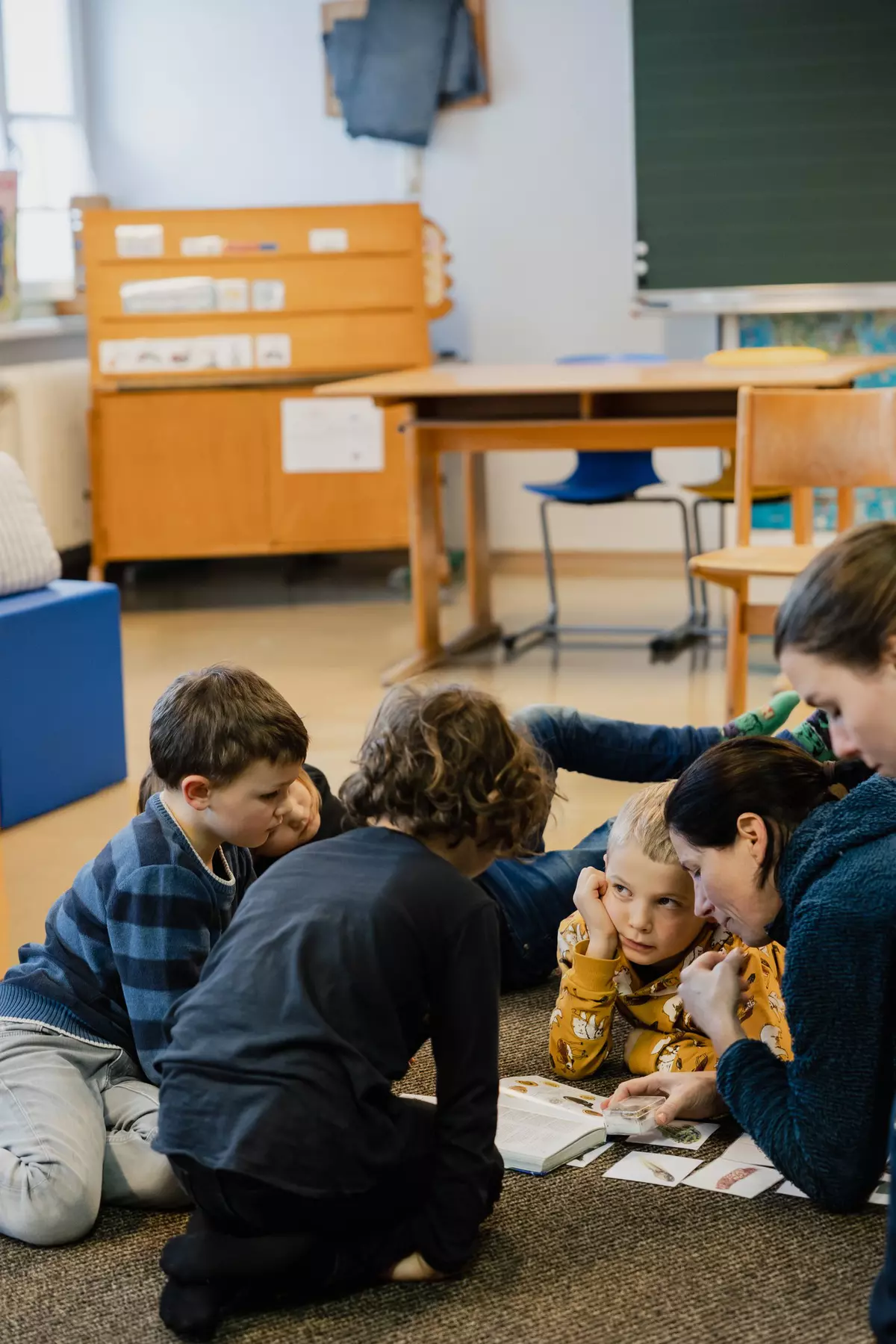 Schüler:innen vergleichen Skizze mit Bild in einem Buch
